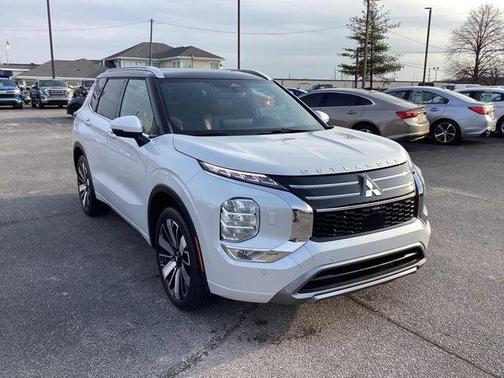 White Diamond / Black 2025 Mitsubishi Outlander SEL