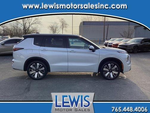 White Diamond / Black 2025 Mitsubishi Outlander SEL