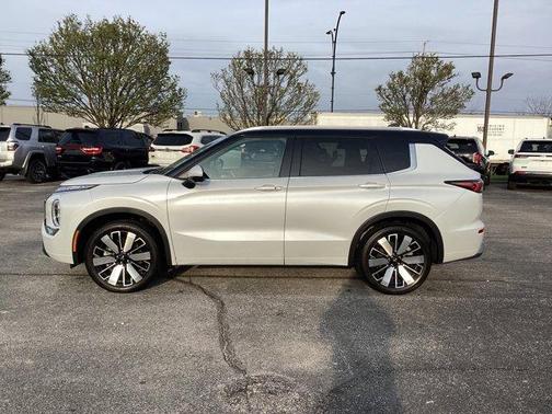 White Diamond / Black 2025 Mitsubishi Outlander SEL