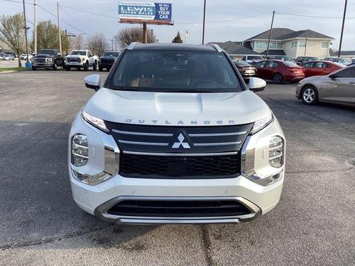 White Diamond / Black 2025 Mitsubishi Outlander SEL