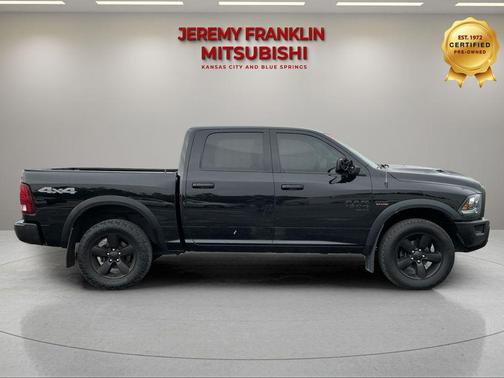 Diamond Black Crystal Pearlcoat 2019 RAM 1500 SLT