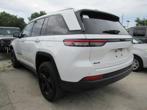 Bright White Clearcoat 2023 Jeep Grand Cherokee Altitude