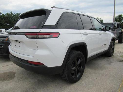 Bright White Clearcoat 2023 Jeep Grand Cherokee Altitude