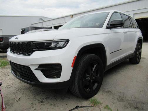 Bright White Clearcoat 2023 Jeep Grand Cherokee Altitude