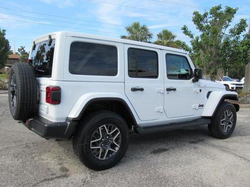2025 Jeep Wrangler 4-Door Sahara 4x4