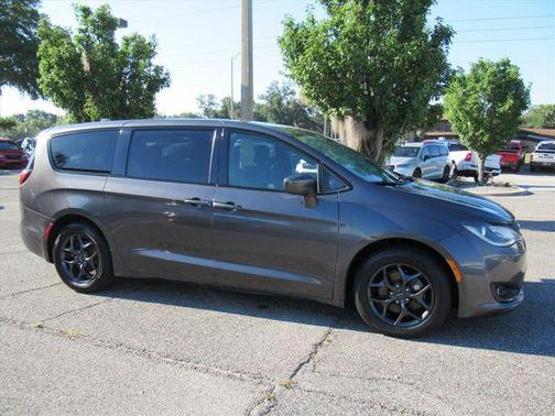 Granite Crystal Metallic Clearcoat 2018 Chrysler Pacifica Touring Plus