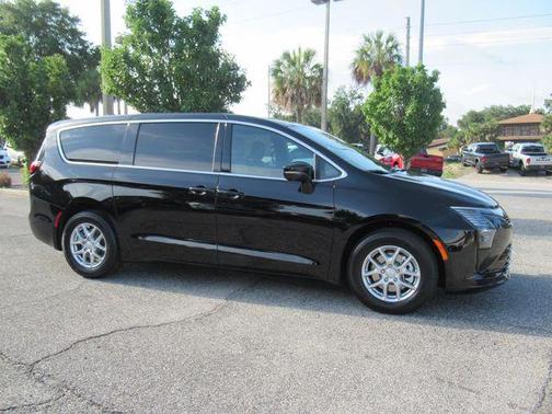Diamond 2027 Chrysler Pacifica Select FWD