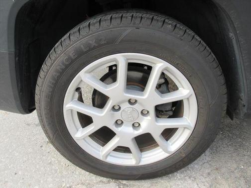 Alpine White Clearcoat 2019 Jeep Renegade Latitude