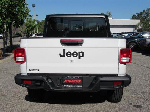 Bright White Clearcoat 2026 Jeep Gladiator Sport