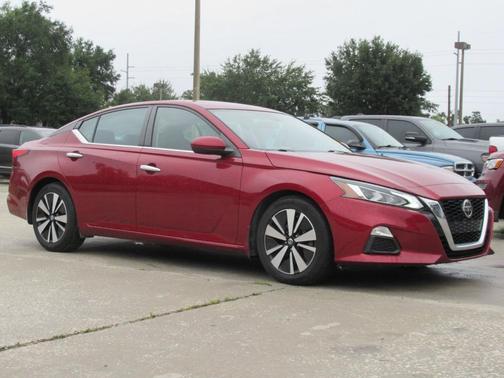 Scarlet Ember Tintcoat 2022 Nissan Altima 2.5 SV