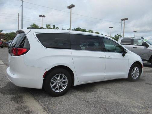 2022 Chrysler Voyager LX