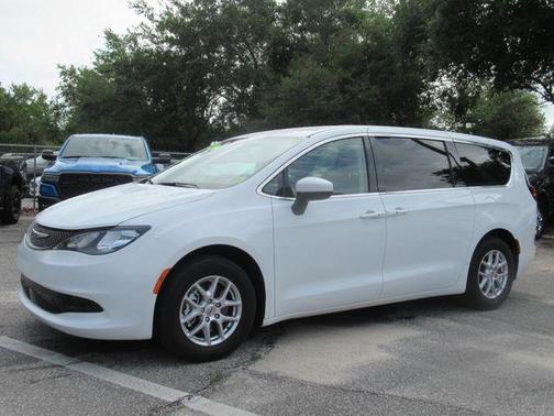 2022 Chrysler Voyager LX