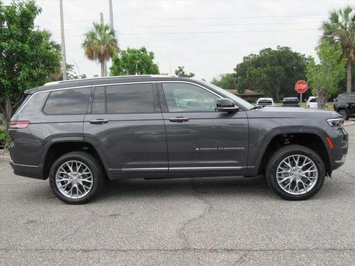 Diamond Black Crystal Pearlcoat 2023 Jeep Grand Cherokee L Summit
