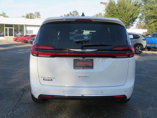2026 Chrysler Pacifica Select FWD