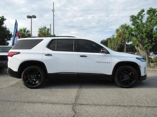 Summit White 2022 Chevrolet Traverse Premier
