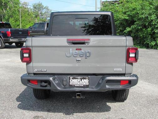 Sting-Gray Clearcoat 2023 Jeep Gladiator Overland