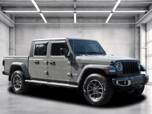 Sting-Gray Clearcoat 2023 Jeep Gladiator Overland