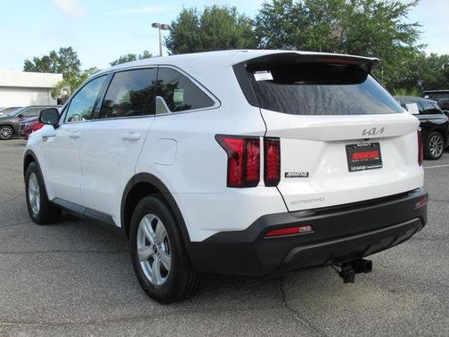 White Pearl 2023 Kia Sorento LX