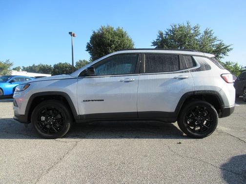 Silver Zynith Metallic Clearcoat 2026 Jeep Compass Latitude Altitude