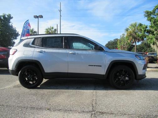 Silver Zynith Metallic Clearcoat 2026 Jeep Compass Latitude Altitude