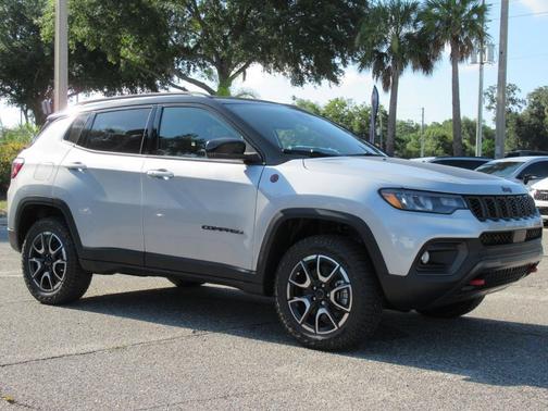 Silver Zynith Metallic Clearcoat 2026 Jeep Compass Trailhawk