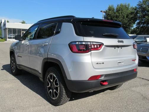 Silver Zynith Metallic Clearcoat 2026 Jeep Compass Trailhawk