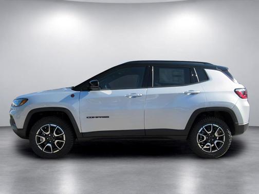 Silver Zynith Metallic Clearcoat 2026 Jeep Compass Trailhawk