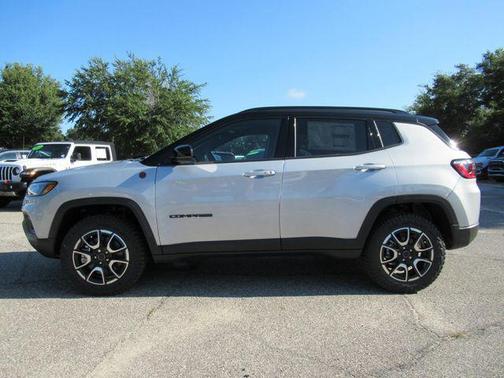 Silver Zynith Metallic Clearcoat 2026 Jeep Compass Trailhawk