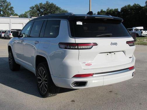 Diamond Black Crystal Pearlcoat 2023 Jeep Grand Cherokee L Summit Reserve
