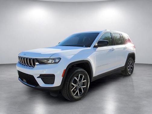 Bright White Clearcoat 2027 Jeep Grand Cherokee Laredo