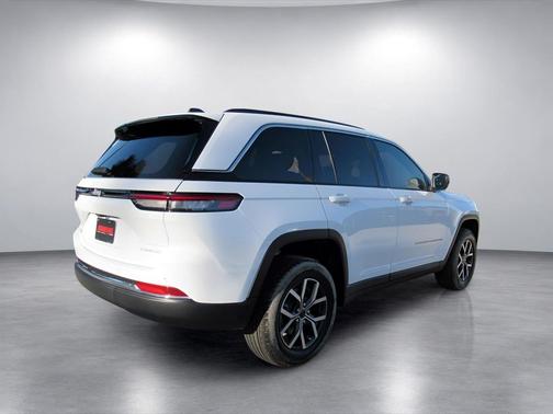 Bright White Clearcoat 2027 Jeep Grand Cherokee Laredo