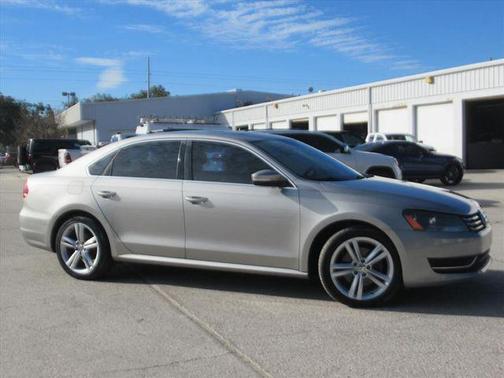 2014 Volkswagen Passat 1.8T Auto SE w/Sunroof & Nav