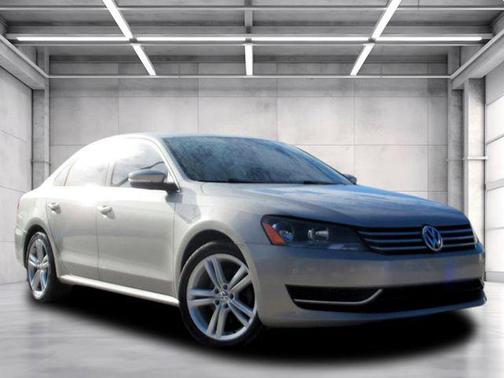 2014 Volkswagen Passat 1.8T Auto SE w/Sunroof & Nav