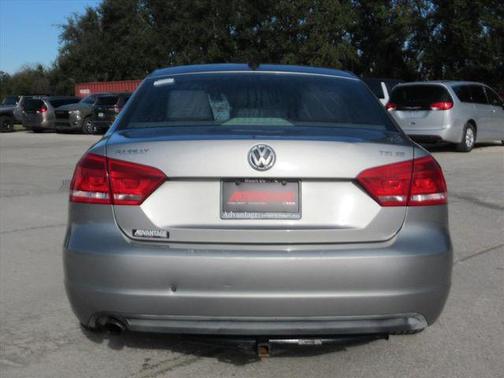 2014 Volkswagen Passat 1.8T Auto SE w/Sunroof & Nav