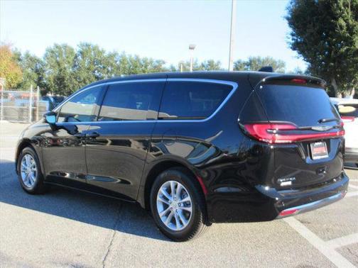 2026 Chrysler Pacifica Select FWD