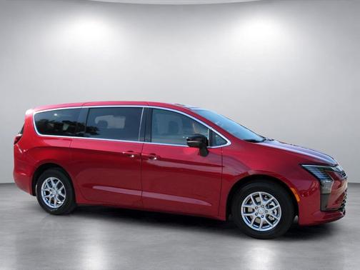 Red Hot Pearlcoat 2027 Chrysler Pacifica Select FWD
