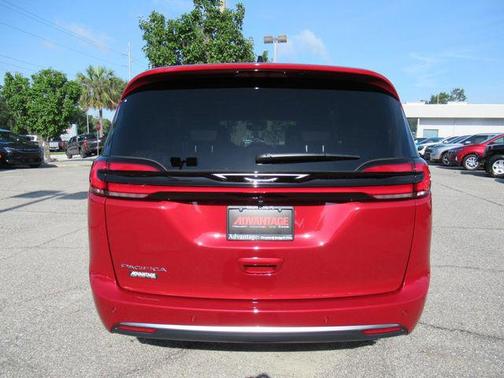 Red Hot Pearlcoat 2027 Chrysler Pacifica Select FWD