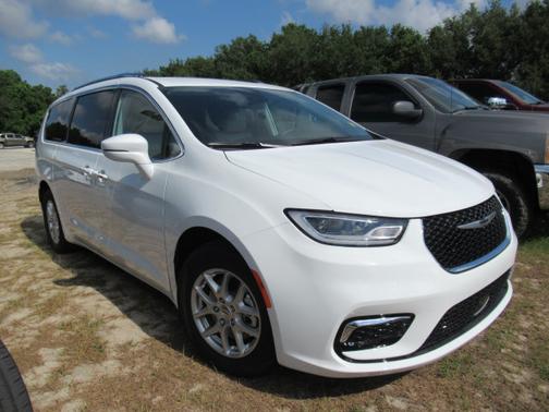 Photo 1 of 5 of 2021 Chrysler Pacifica Touring-L