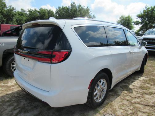 Photo 4 of 5 of 2021 Chrysler Pacifica Touring-L