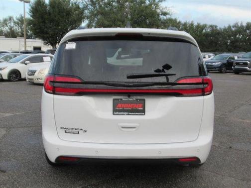 2026 Chrysler Pacifica Select FWD