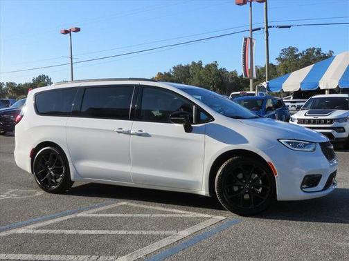 Bright White Clearcoat 2026 Chrysler Pacifica Limited