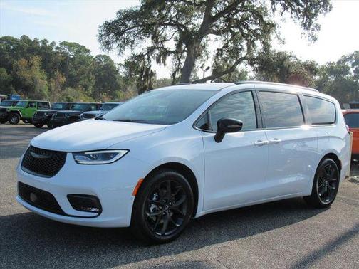 Bright White Clearcoat 2026 Chrysler Pacifica L