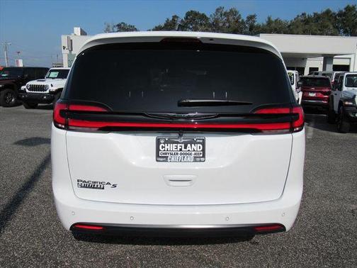 Bright White Clearcoat 2026 Chrysler Pacifica L