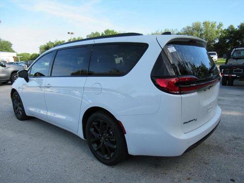 Bright White Clearcoat 2026 Chrysler Pacifica Select FWD