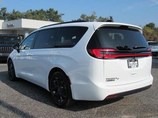 Bright White Clearcoat 2026 Chrysler Pacifica L