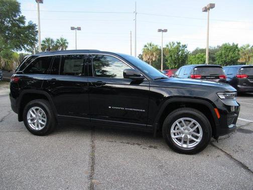 Diamond Black Crystal Pearlcoat 2026 Jeep Grand Cherokee Laredo X 4x2