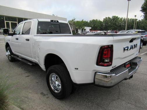 Bright White Clearcoat 2026 RAM 3500 Tradesman Crew Cab 4x4 8' Box