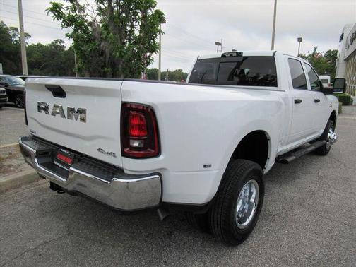 Bright White Clearcoat 2026 RAM 3500 Tradesman Crew Cab 4x4 8' Box