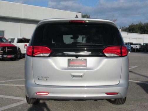2024 Chrysler Voyager LX