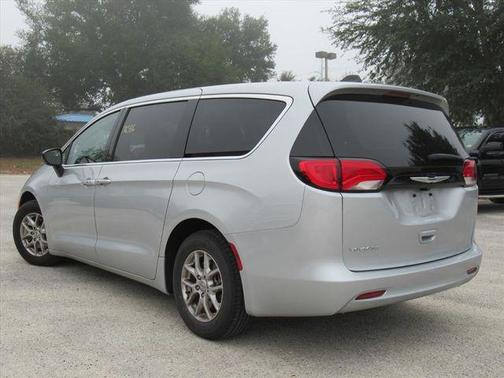 2024 Chrysler Voyager LX